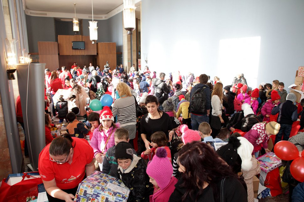 380 de copii defavorizati din toata tara au primit daruri de la Mos Craciun