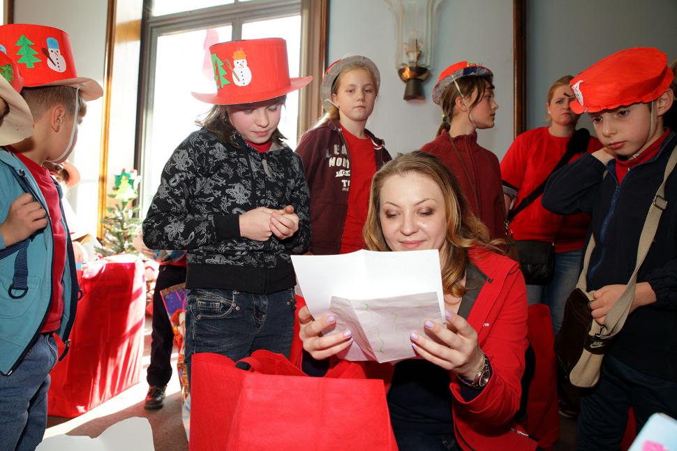 380 de copii defavorizati din toata tara au primit daruri de la Mos Craciun 348847