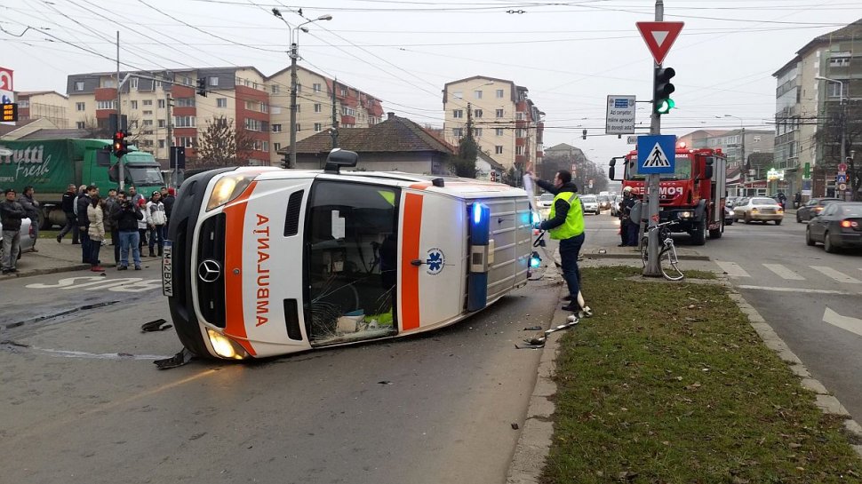 Accident grav la Timișoara. O ambulanţă s-a răsturnat