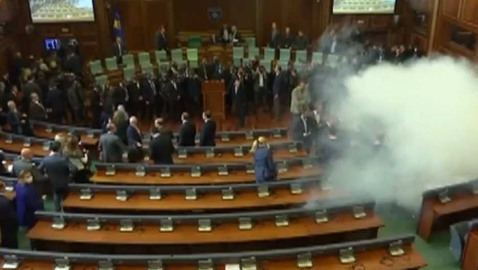 Opoziția a folosit gaze lacrimogene în Parlamentul din Kosovo - VIDEO 