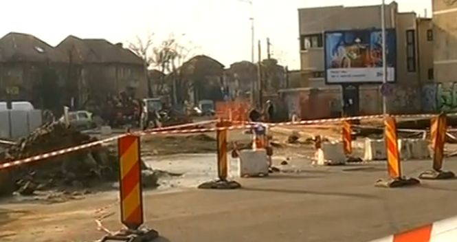 Road crumbles under „innocent feet of builders”