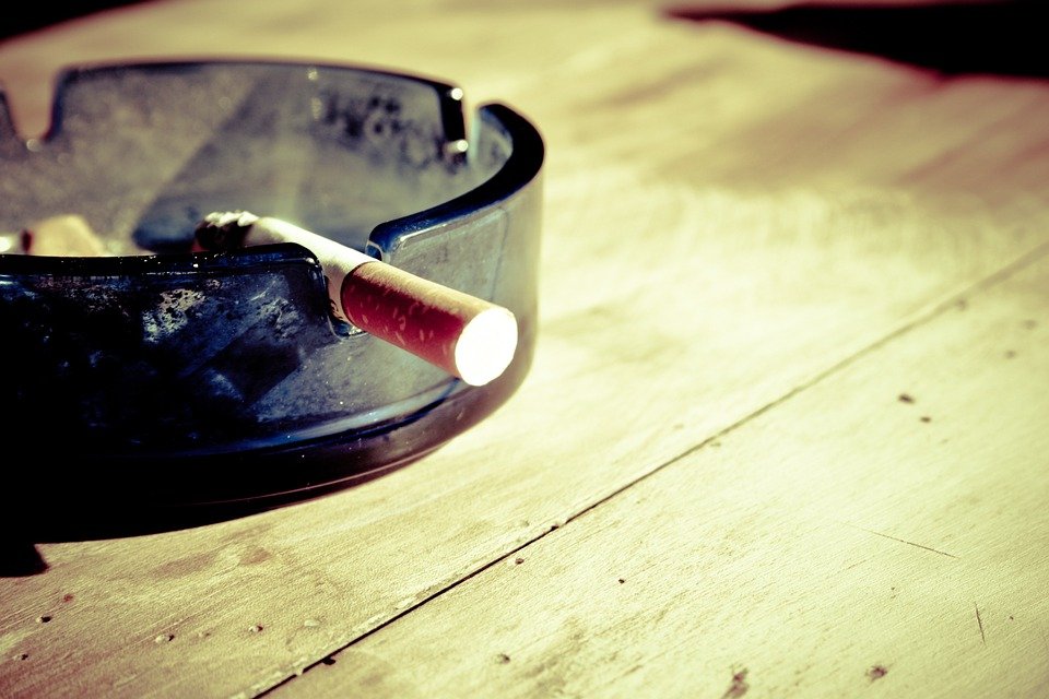 Ce soluţii au patronii restaurantelor pentru a nu-i pierde pe clienţii fumători