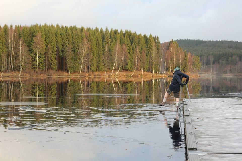 Nu mulți oameni ar fi făcut asta. Se plimba pe marginea unui lac aproape înghețat, când a văzut ceva care l-a făcut să sară în apă  349449