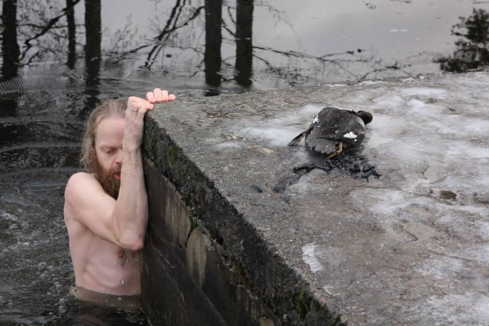 Nu mulți oameni ar fi făcut asta. Se plimba pe marginea unui lac aproape înghețat, când a văzut ceva care l-a făcut să sară în apă  349453