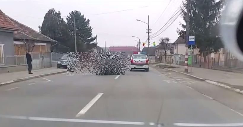 Tupeul acestui șofer nu are limite. Uite ce face în fața unei mașini de poliție