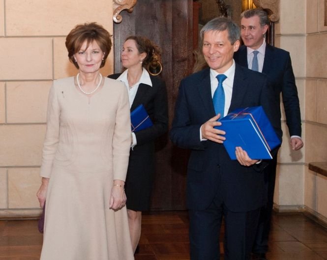 Cum au fost primiţi premierul Cioloş şi soţia sa de Casa Regală. Imagini de la dineu