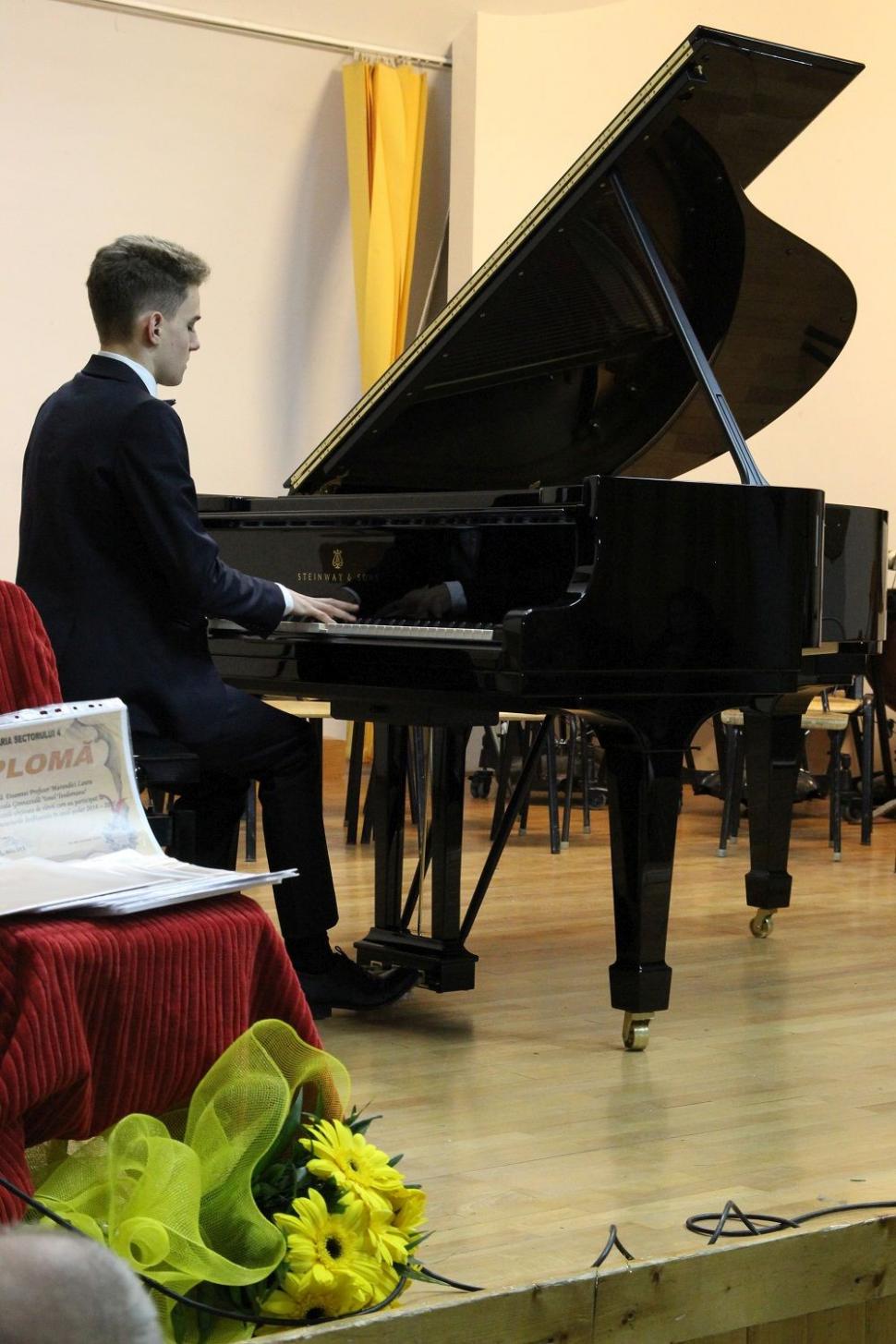 Prin campania „Un pian pentru Lipatti”, elevii de la Colegiul Național de Arte „Dinu Lipatti” studiază pe un pian performant Steinway 349797