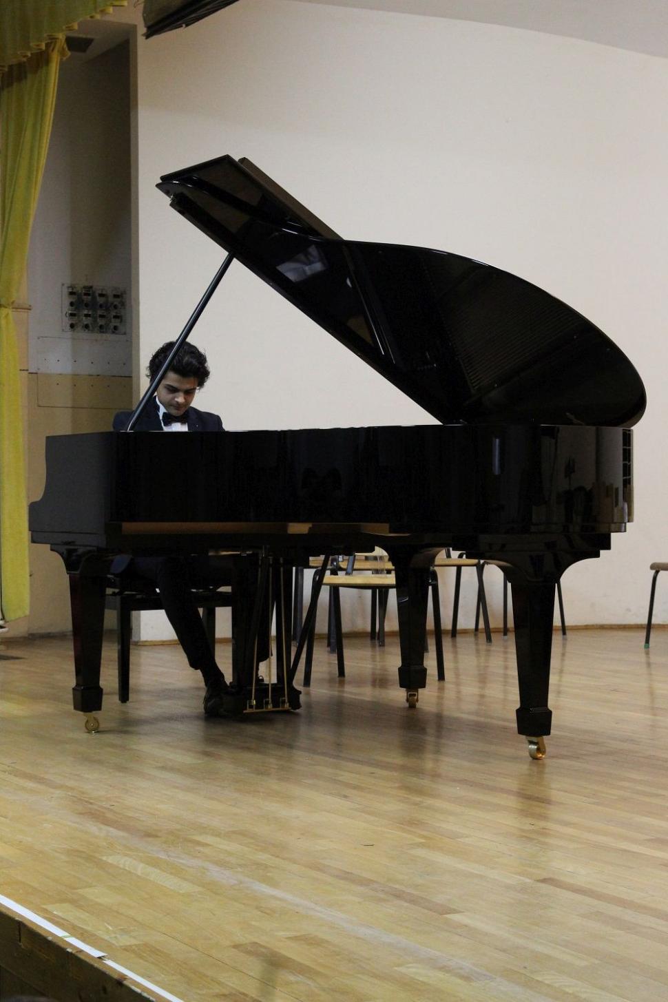 Prin campania „Un pian pentru Lipatti”, elevii de la Colegiul Național de Arte „Dinu Lipatti” studiază pe un pian performant Steinway 349798