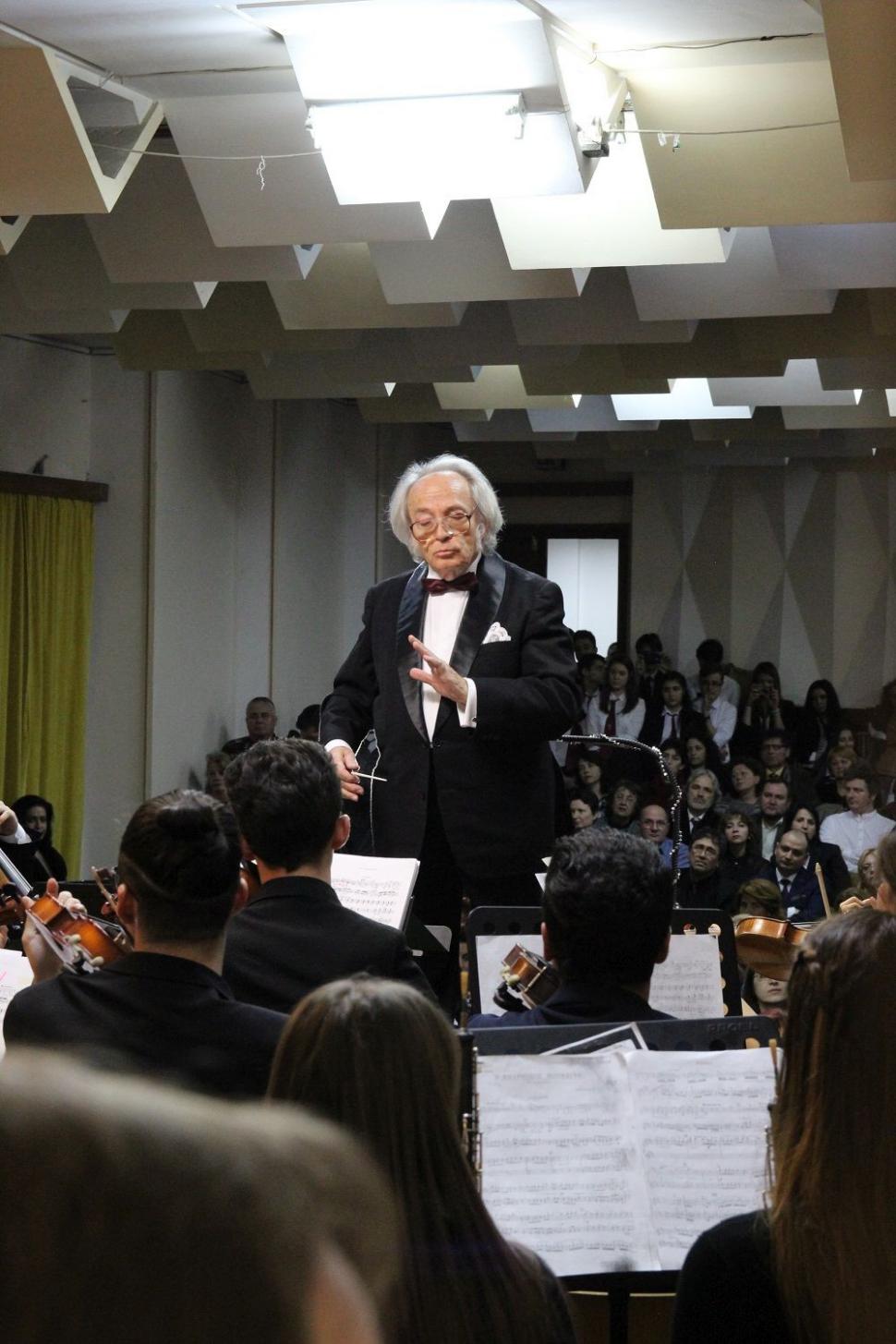 Prin campania „Un pian pentru Lipatti”, elevii de la Colegiul Național de Arte „Dinu Lipatti” studiază pe un pian performant Steinway 349799