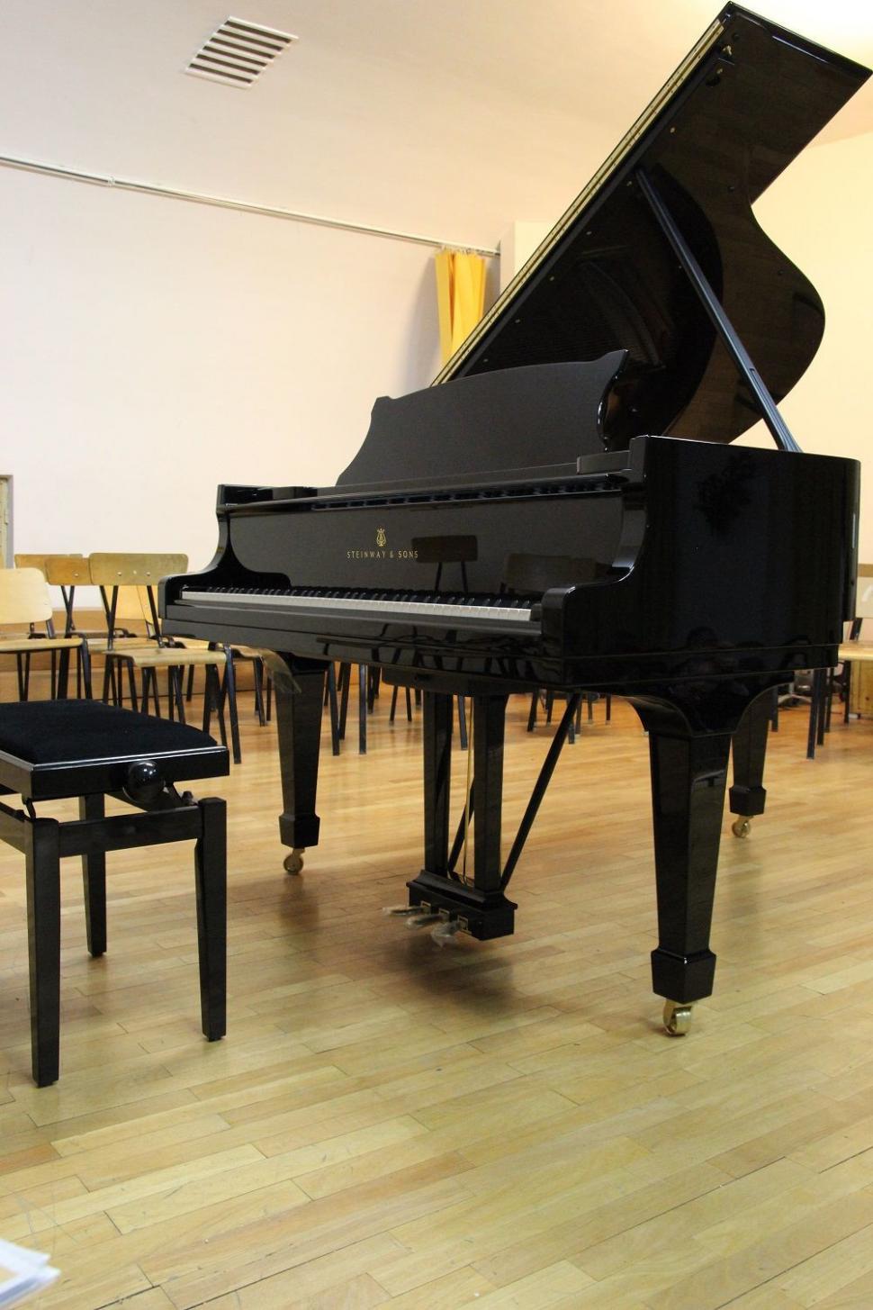 Prin campania „Un pian pentru Lipatti”, elevii de la Colegiul Național de Arte „Dinu Lipatti” studiază pe un pian performant Steinway 349802