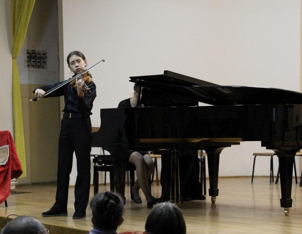 Prin campania „Un pian pentru Lipatti”, elevii de la Colegiul Național de Arte „Dinu Lipatti” studiază pe un pian performant Steinway 349805