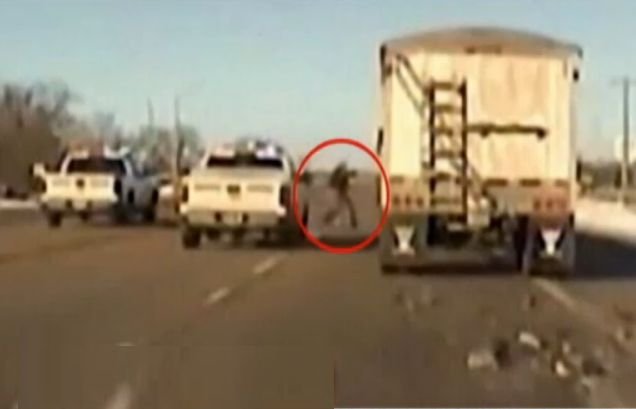 Incredibil ce a făcut acest polițist pentru a opri un camion care mergea haotic pe autostradă