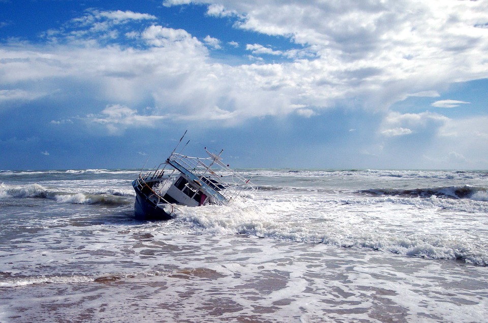 UPDATE. Cel puţin trei morţi, în urma scufundării unui feribot în largul Indoneziei
