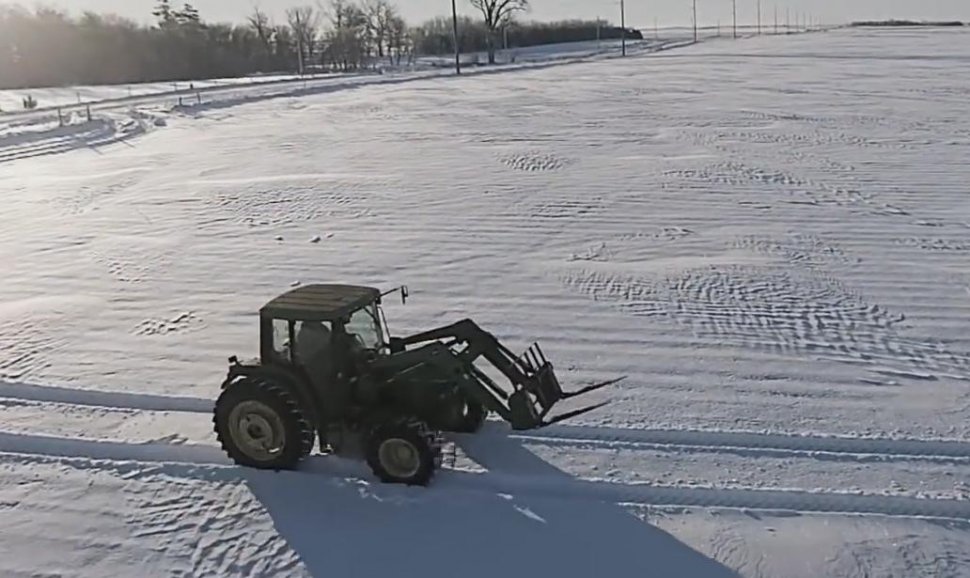 Video senzaţional. Ce poţi face cu un tractor, o dronă şi puţină zăpadă pe câmp