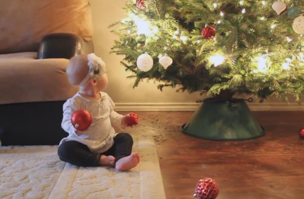 Ce rişti dacă laşi un bebeluş în preajma bradului de Crăciun? Să produci un videoclip viral extrem de amuzant! 