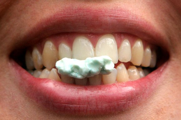 Ce se întâmplă în corpul tău dacă înghiţi gumă de mestecat? Sigur nu ştiai