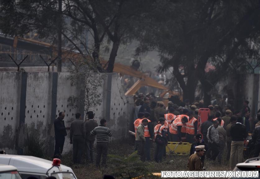 Zece grăniceri indieni au murit, după ce avionul în care se aflau s-a prăbușit