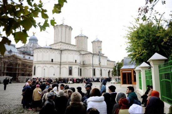 Klaus Iohannis a promulgat legea care prevede mărirea salariilor pentru angajații bisericilor
