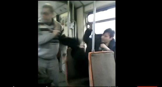 Scene șocante filmate într-un tramvai. Vatmanul a sărit la bătaie, furios pe un pasager care l-ar fi jignit