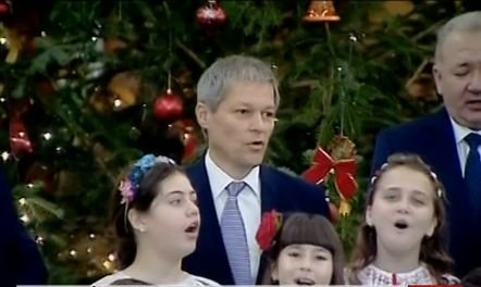 Imagini inedite! Dacian Cioloş a cântat alături de colindătorii care au bătut la poarta Guvernului