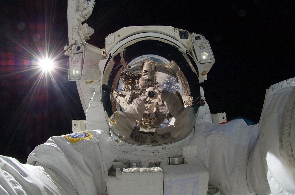 Când un astronaut greşeşte numărul de telefon: &quot;Alo, Pământul?!&quot;