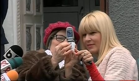 Elena Udrea şi-a făcut selfie-uri în dimineaţa de Crăciun, în faţa secţiei de Poliţie