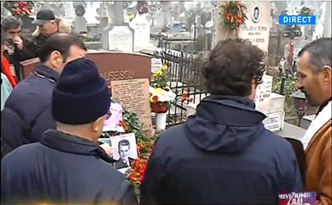 Nostalgicii comunismului, furioşi la mormântul lui Ceauşescu. Ce au făcut oamenii