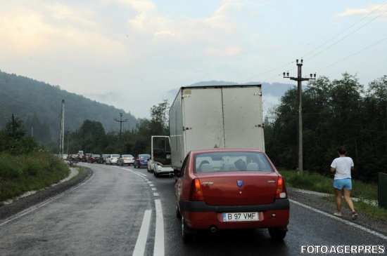 Trafic de coșmar pe Valea Prahovei. Polițiștii recomandă rute ocolitoare