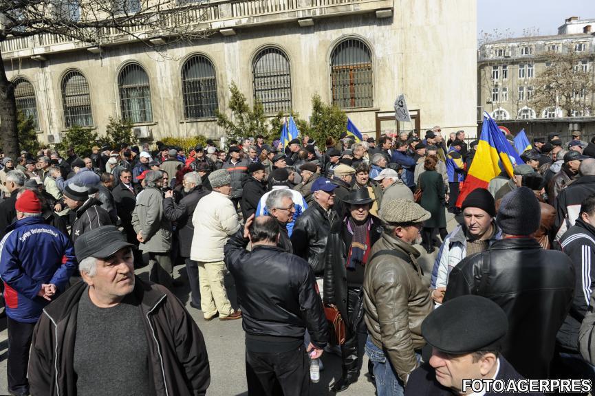 Protest de amploare în faţa Guvernului