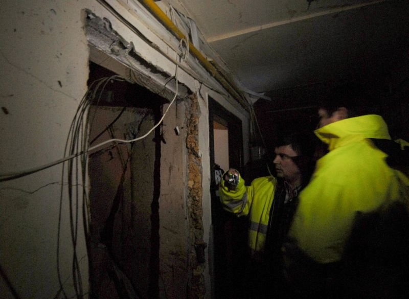 17 locuinţe distruse în urma unei explozii într-un imobil din Zărneşti