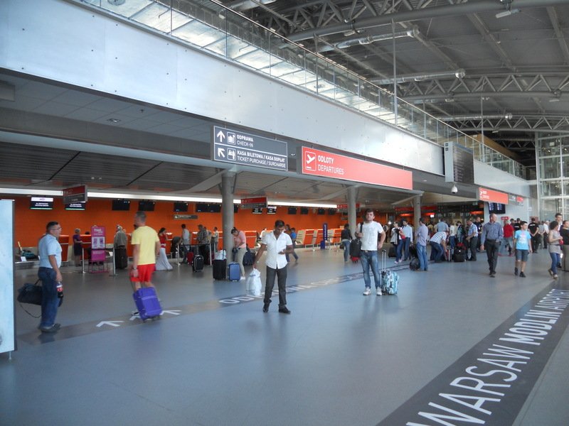 Aeroport din Varşovia evacuat după o ameninţare cu bombă