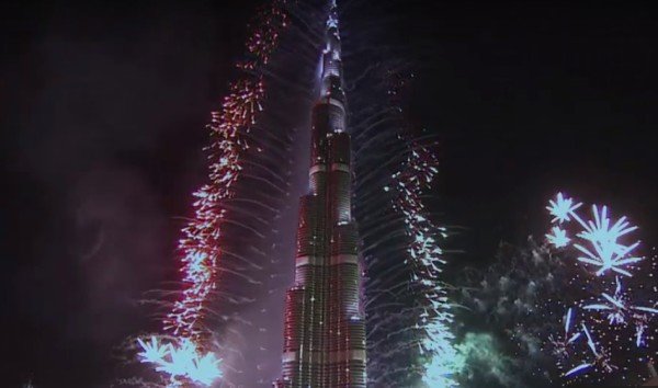 Focuri de artificii pe cerul Dubaiului, după incendiul uriaș