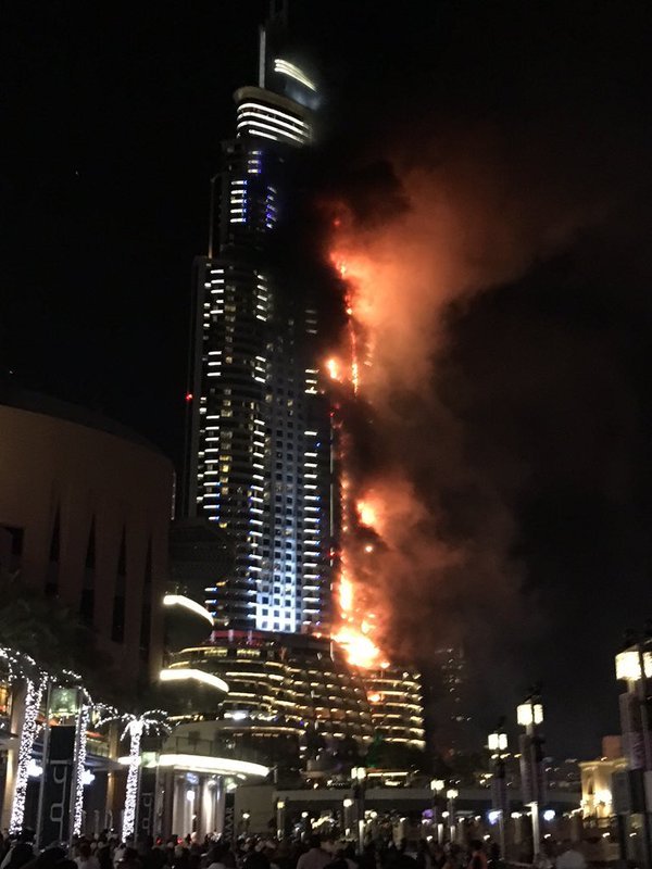 Incendiu în Dubai. Un fotograf a stat atârnat la etajul 48 ca să scape de flăcări