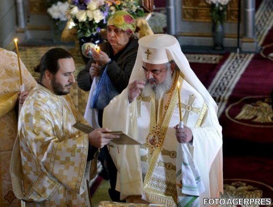 Patriarhul Daniel: Anul Nou civil ne cheamă la sfinţirea timpului
