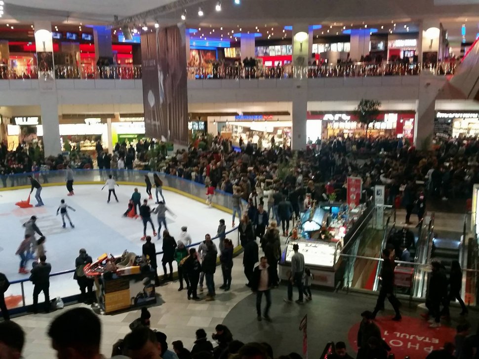 Scene halucinante într-un mall din București în prima zi a anului. FOTO