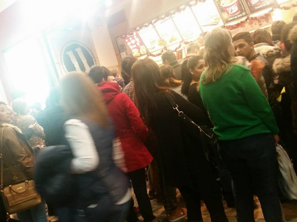 Scene halucinante într-un mall din București în prima zi a anului. FOTO 352402