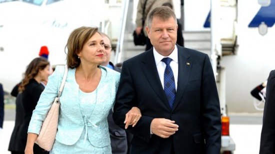 Carmen şi Klaus Iohannis, din vacanţă, la tribunal 