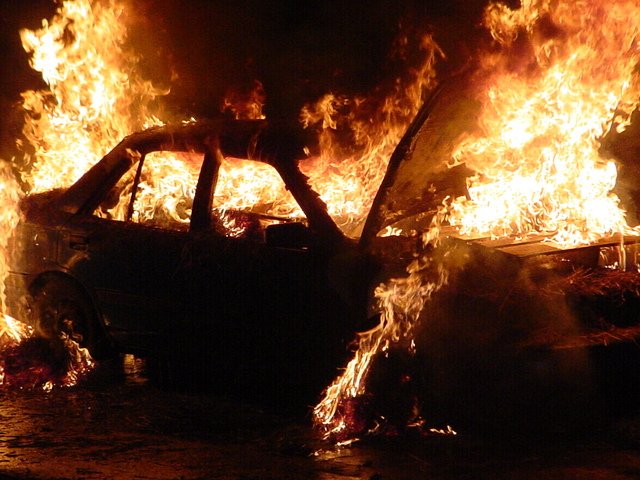 UPDATE. Traficul pe autostrada Bucureşti-Piteşti a fost reluat, după un accident în care o maşină a luat foc