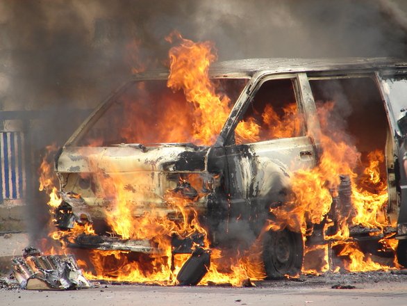 Intervenţie în forţă a pompierilor în Constanţa. O maşină a ars, după de a lovit două taxiuri oprite la semafor