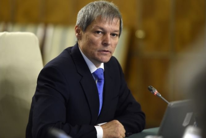 Premierul Cioloș, somat să taie indemnizațiile de lux