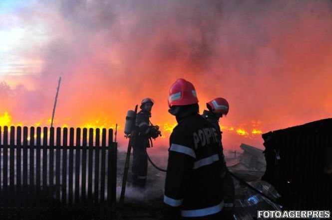 Incendiu de proporții în nordul Capitalei. Imagini dramatice cu vila cuprinsă de flăcări. Anunțul făcut de ISU