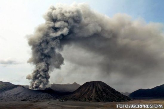 Stare de alertă ridicată în Indonezia. Un vulcan a aruncat fum și cenușă