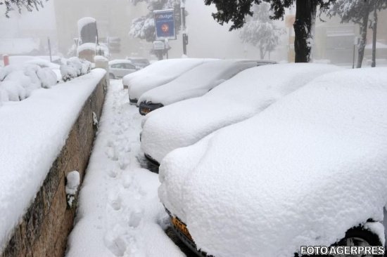 Amenzi drastice pentru firmele care nu curăţă zăpada pe trotuare 