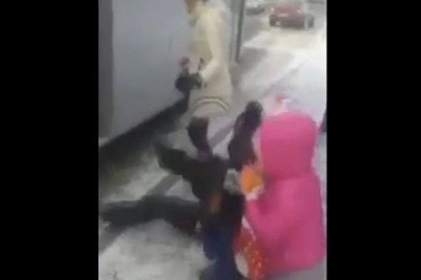 Video halucinant! Gravidă aruncată dintr-un autobuz din cauza copiilor gălăgioşi care o însoţeau