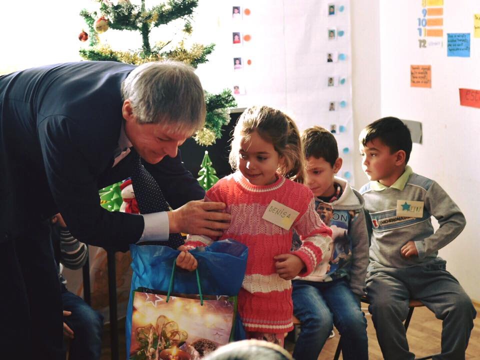 Imagini inedite. Dacian Cioloş a pozat în mijlocul unor copii de grădiniţă din Dâmboviţa