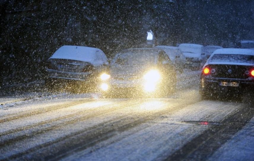 Trafic de coşmar în Bucureşti, după o ninsoare de câteva ore