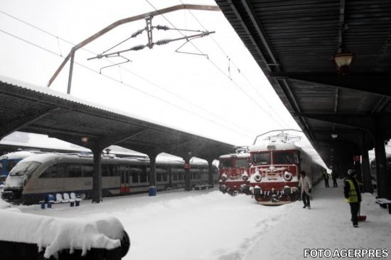 Trafic feroviar perturbat de ninsori. Călătorii sunt disperați