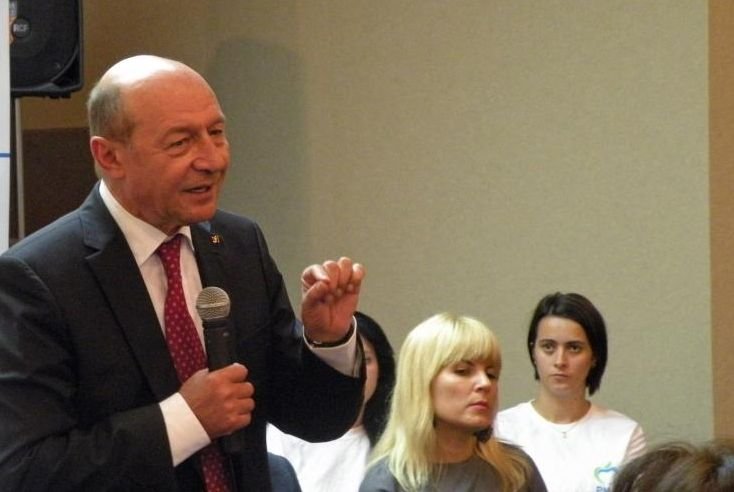 Traian Băsescu critică &quot;miopia politicienilor moldoveni&quot; şi îi dă sfaturi preşedintelui Timofti 