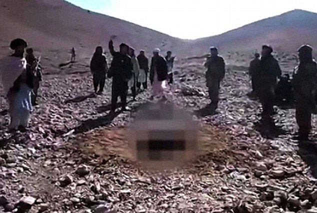 Încă o crimă a islamiștilor: Femeie îngropată până la gât și lovită cu pietre. VIDEO