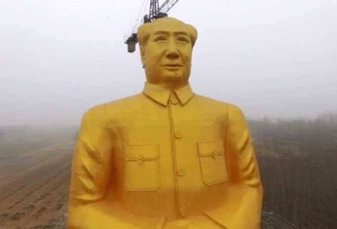 Un sat din China a plătit 500.000 de dolari pentru o statuie uriașă a lui Mao